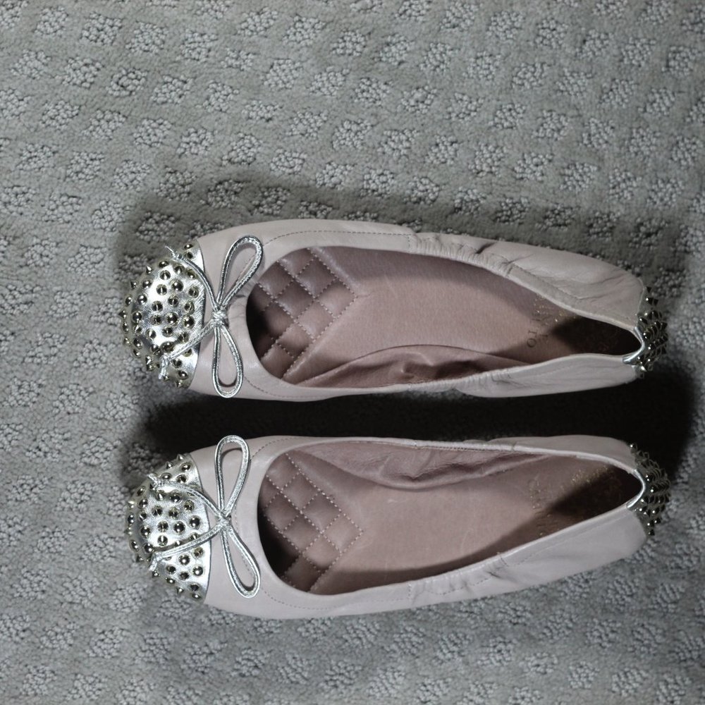 Vince Camuto Ferguson Sz 10 Studded Gold Toe on Beige Ballet Slippers - LIKE NEW - Picture 2 of 6